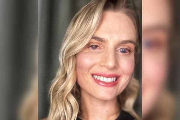 Mulher fica em coma por 17 dias após tomar remédio para cólica