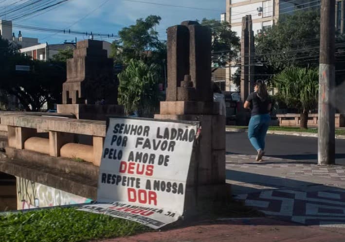 Faixa implora em meio à onda de saques após enchente em Porto Alegre: ‘senhor ladrão, por favor, pelo amor de Deus, respeite nossa dor'