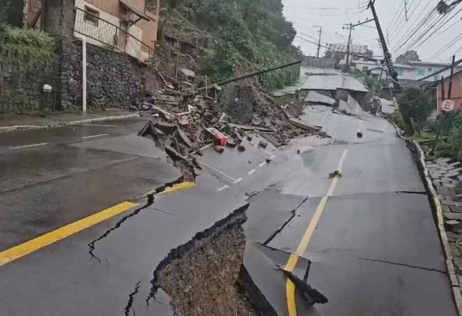Temporais no RS: Rua desmorona após chuva em Gramado