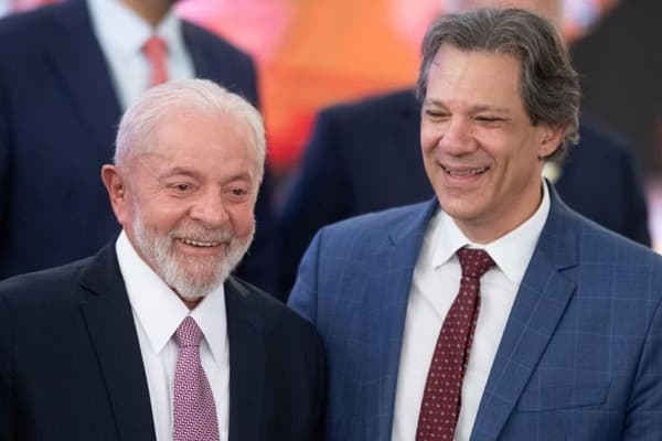 “Lula me liga para perguntar preço disso, preço daquilo”, diz Haddad