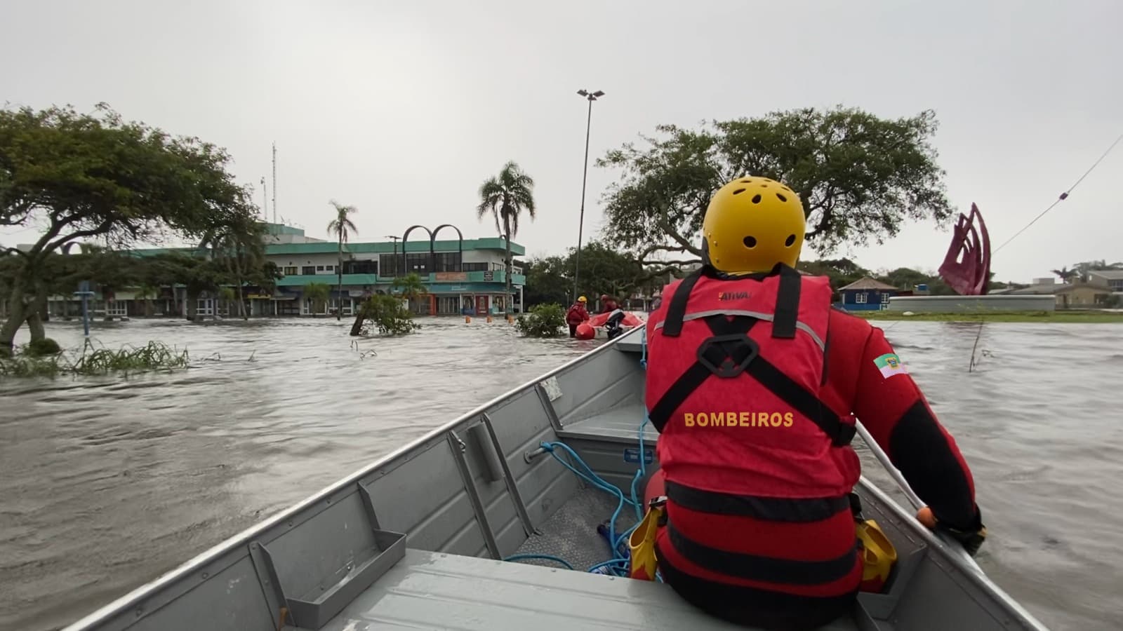 Bombeiros do RN transportam mantimentos e monitoram áreas de risco em Pelotas/RS