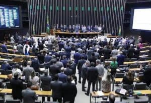 Congresso mantém veto de Bolsonaro a lei que puniria fake news em eleições