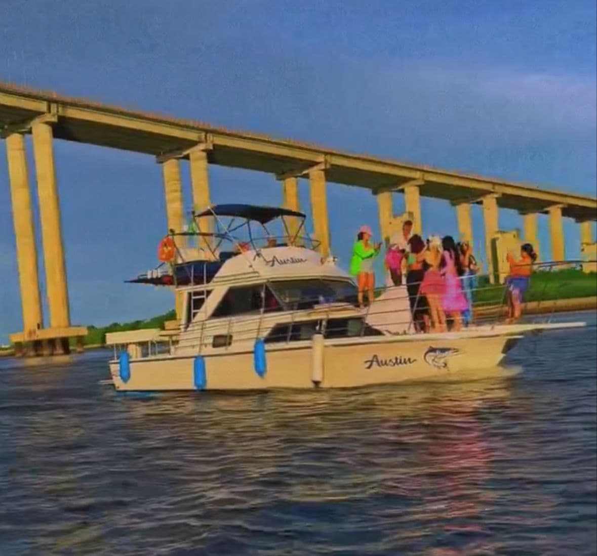 URGENTE: Lancha de pesca Austin afunda em alto mar; 2 pessoas estão desaparecidas e 1 veio a óbito