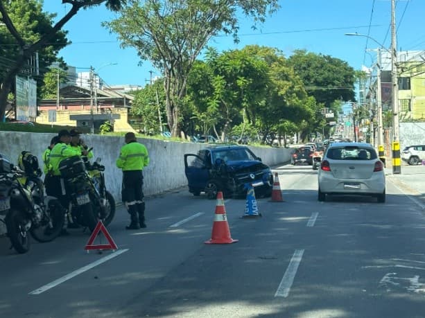 Motorista bate carro em poste e mureta na av. Salgado Filho