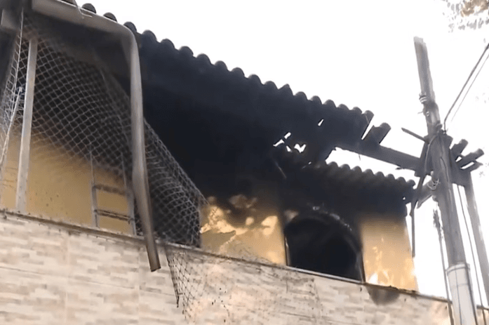 Jovem mata pais a marteladas, sai para lanchar, volta e incendeia casa