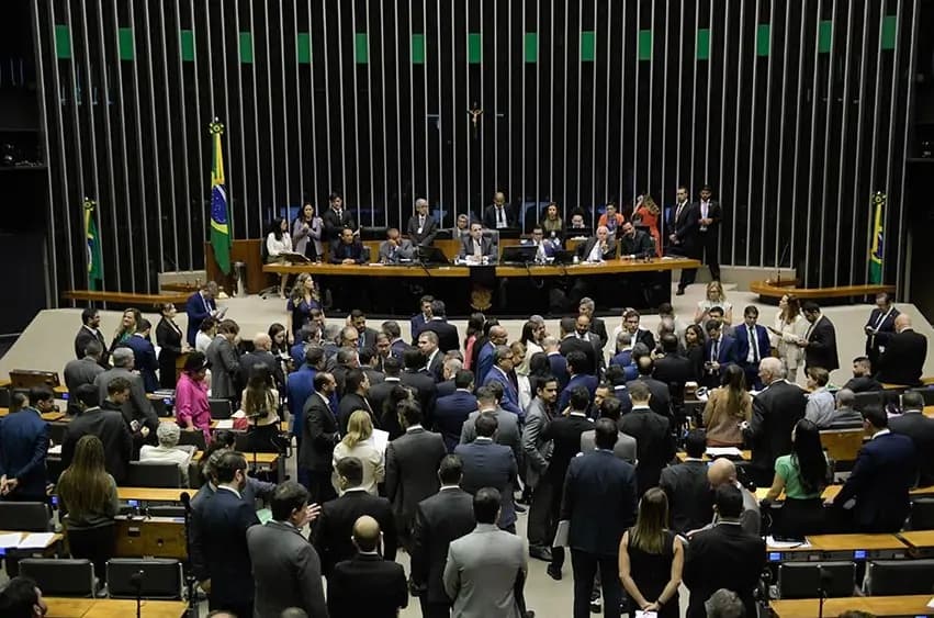 Congresso derruba parcialmente veto de Lula e libera R$ 3,6 bilhões para emendas de comissão