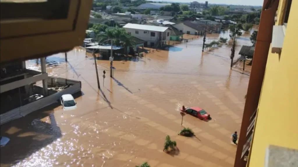 Sem água, luz e comida, prefeito decide evacuar município inteiro do Rio Grande do Sul