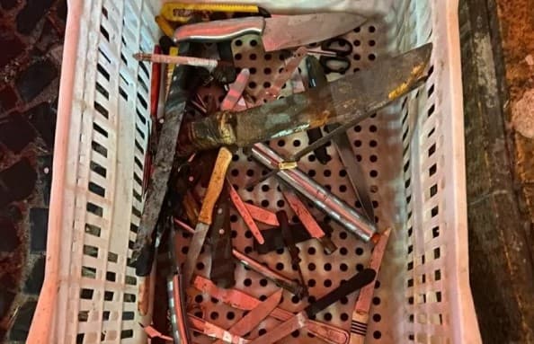 PM apreende mais de 160 armas brancas durante show de Madonna e leva mais de 30 para a delegacia
