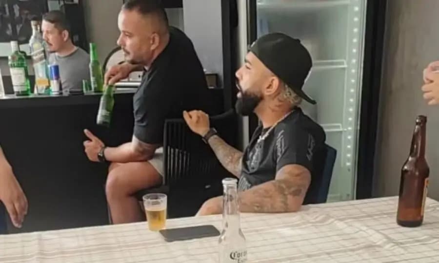 Flamengo multa Gabigol e tira número 10 dele após foto com camisa do Corinthians
