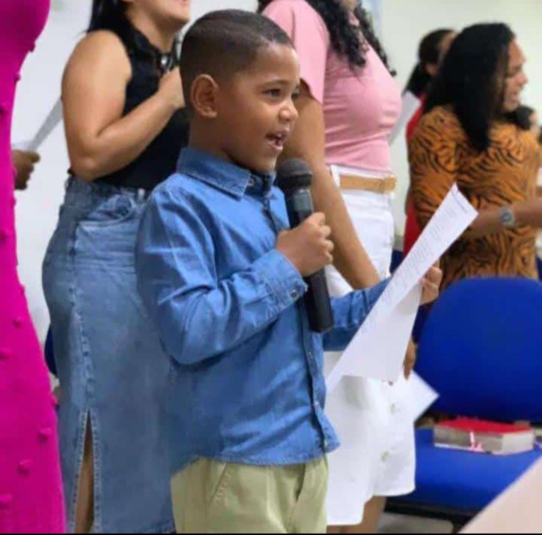 Menino que morreu em atentado na zona Oeste de Natal estava brincando em bicicleta nova, conta tio