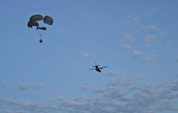 FAB realiza lançamento aéreo de mantimentos em locais isolados no RS