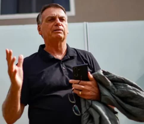 Bolsonaro cancela todas as viagens de maio para tratar problemas de saúde