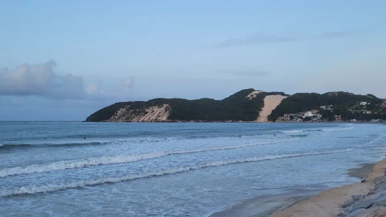 Dois trechos da Praia de Ponta Negra têm 16 vezes mais coliformes fecais que o aceitável, aponta boletim de balneabilidade