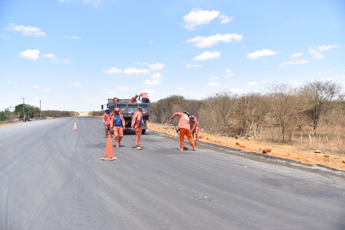 Governadora assina ordem de serviço para 2º lote do Programa de Restauração de rodovias estaduais