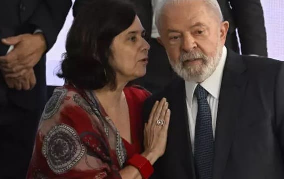 Ministra da Saúde derrubou regra que exigia seleção e vetava nepotismo em contratações da pasta