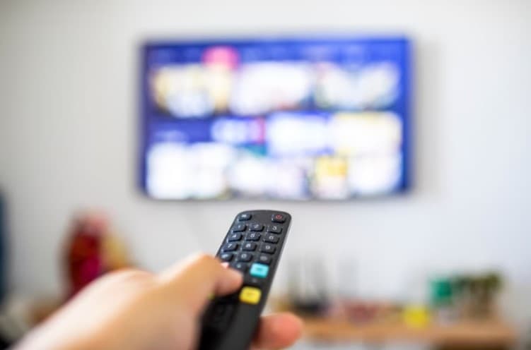 Investimento em meios digitais expõe crise de audiência da TV aberta