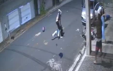 VÍDEO: Casal reage a assalto e dá surra em criminosos