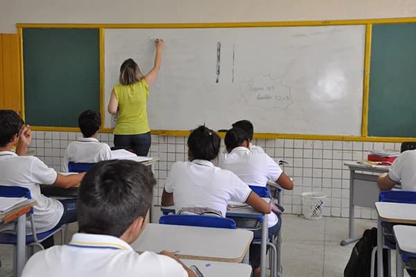 Com vetos, Prefeitura sanciona lei que reajusta piso dos professores de Natal