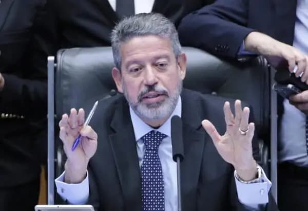Lira rejeita arquivar PL do aborto e reclama de "narrativas falsas"