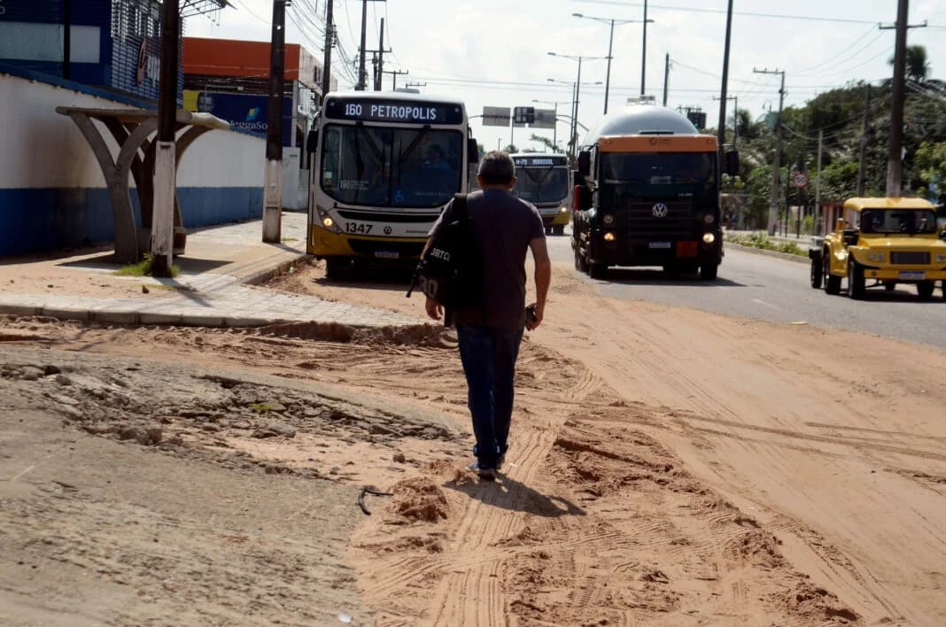 Acúmulo de areia na Avenida João Medeiros gera queixas