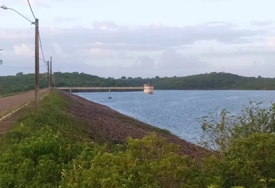 Quarta maior barragem do RN, em Poço Branco, volta a sangrar após 15 anos