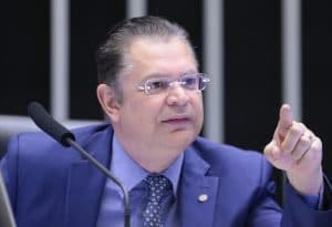 Autor do PL do aborto diz que retira projeto se PSOL recuar em ação no STF