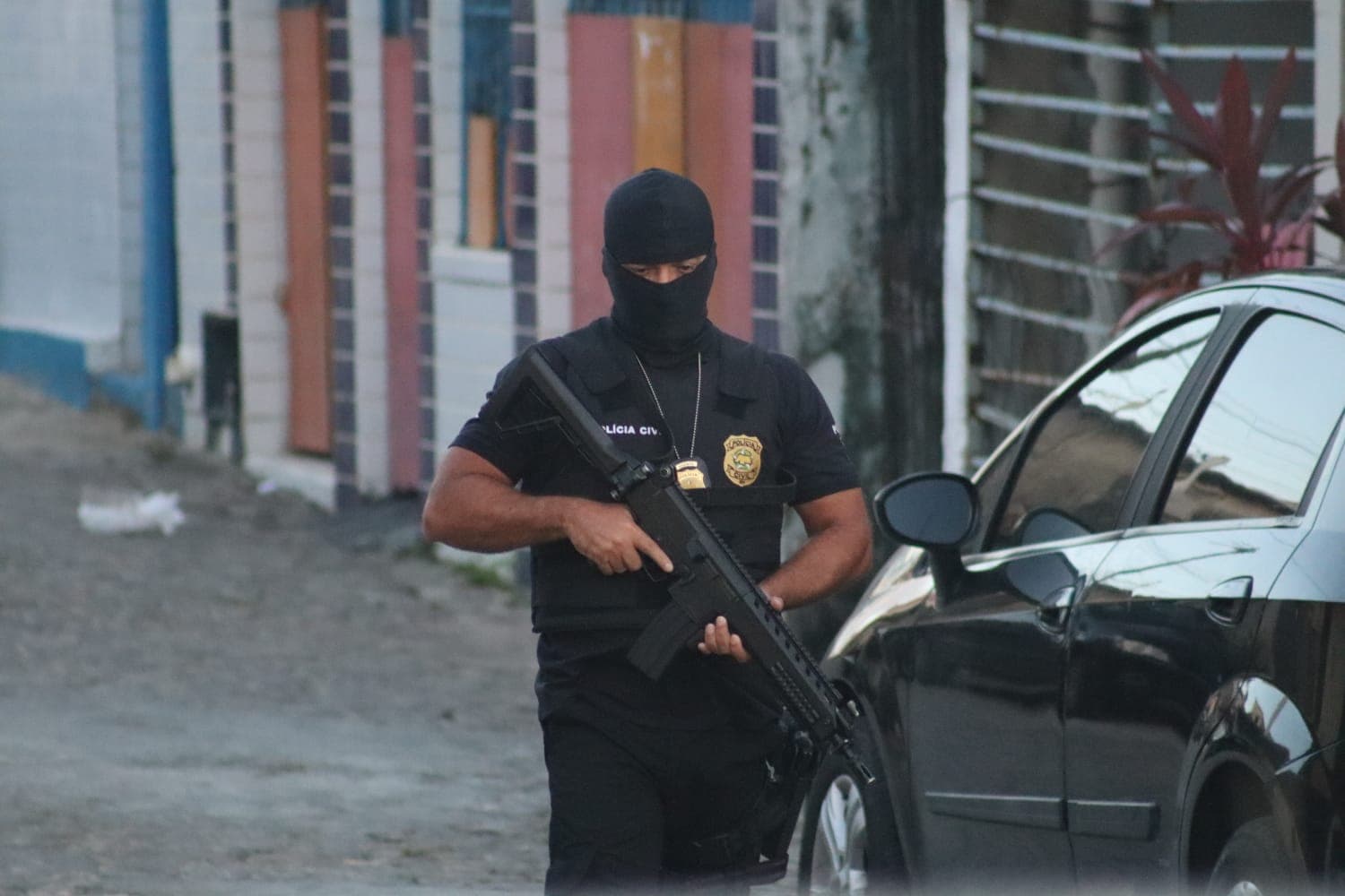 Foragido não se rende, abre fogo contra policiais e morre após confronto em Canguaretama; outros três foram presos