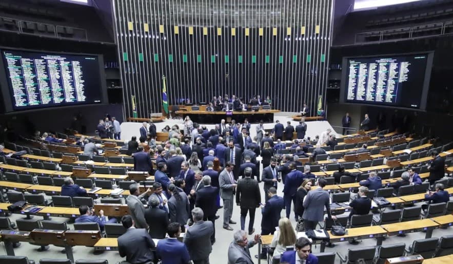 Proposta prevê que escolas combatam erotização precoce de crianças; Câmara analisa texto