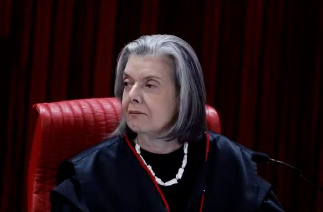 Cármen Lúcia é empossada na presidência do TSE