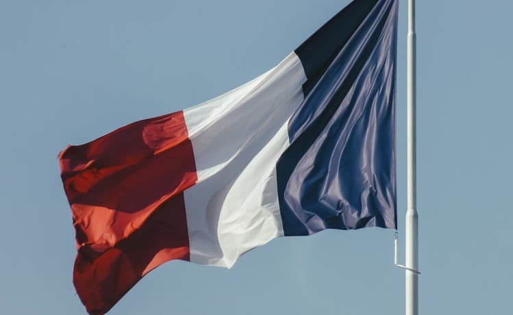 Extrema-direita lidera primeiro turno das eleições parlamentares na França, segundo pesquisas de boca de urna