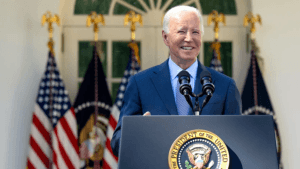 VÍDEO: Biden “congela” de novo e Obama o ajuda a sair do palco