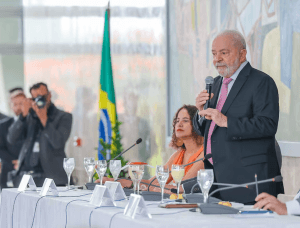 Lula se reúne com reitores de universidades e institutos; servidores pressionam em greve