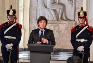 Em seis meses de Milei, Argentina registrou primeiro superávit trimestral e teve queda na inflação