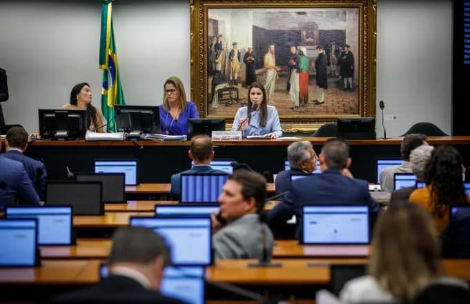 PEC das Drogas avança na Câmara, enquanto STF debate o tema; proposta foi aprovada por 47 a 17 na Comissão de Constituição e Justiça