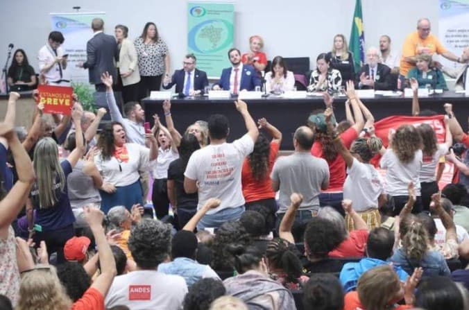 Sindicato critica Lula por se reunir com reitores, mas não receber professores
