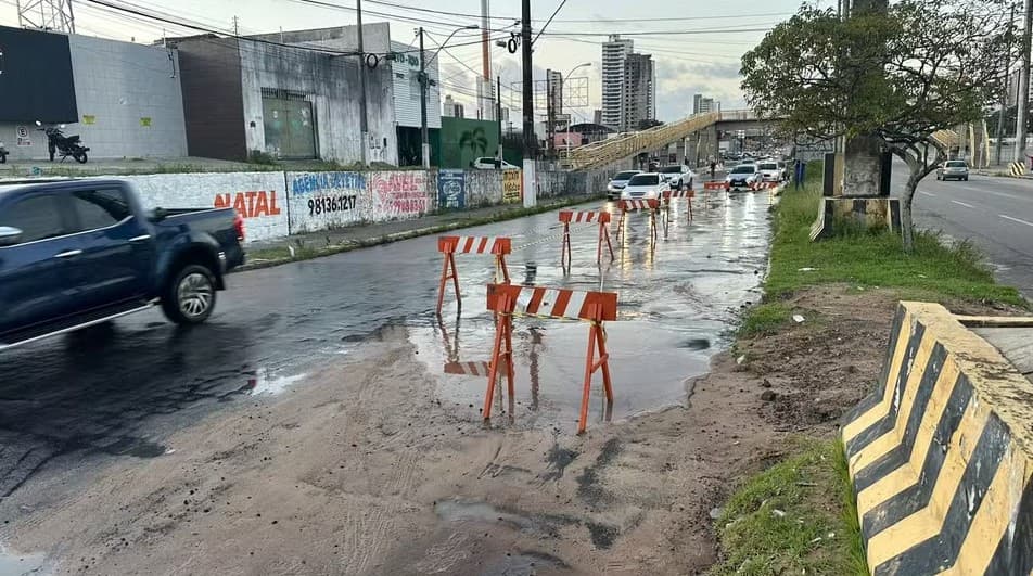 Caern suspende abastecimento de água em nove bairros de Natal para fazer reparo na rede após vazamento na Av. Prudente de Morais