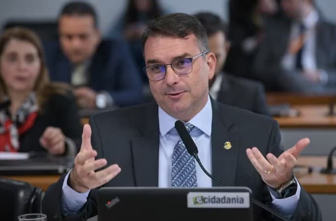 Relator Flávio Bolsonaro diz que vai deixar claro em PEC que praias não serão privatizadas