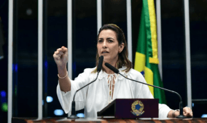 VÍDEO: Senadora Soraya Thronicke desafia atriz que encenou aborto a simular estupro