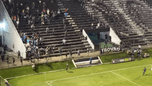 [VÍDEO] CONFUSÃO: Torcedores de ABC e Remo entram em confronto durante jogo da Série C