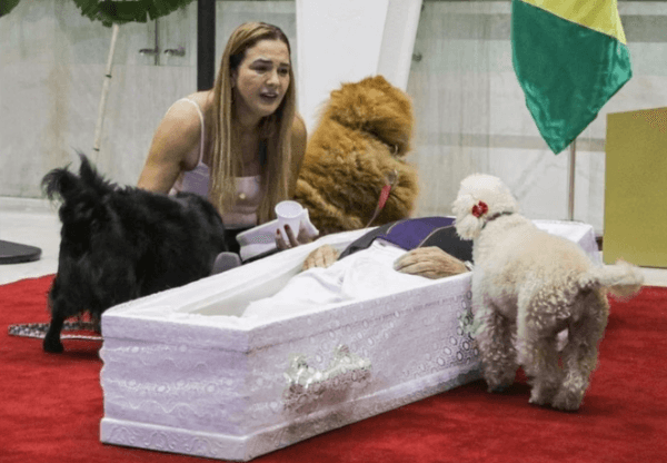 Velório de Nahim na Alesp tem caixão no chão para cães se despedirem