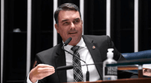 “Privatização das praias é grande mentira”, diz Flávio Bolsonaro