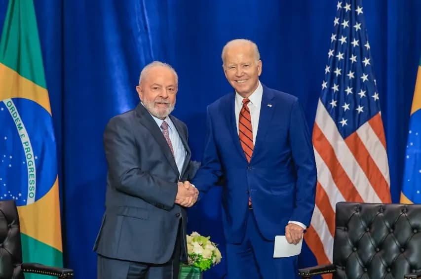 Lula conversa com Biden e chama de "magnânima" sua desistência em concorrer à presidência