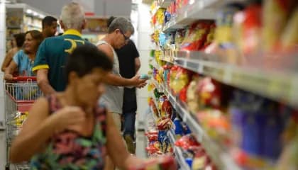 Quaest: 63% dos brasileiros acham que poder de compra hoje é menor do que há um ano
