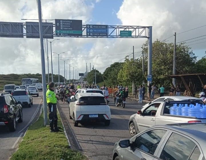 FOTOS E VÍDEO: Manifestação causa congestionamento em via de acesso a ponte Newton Navarro
