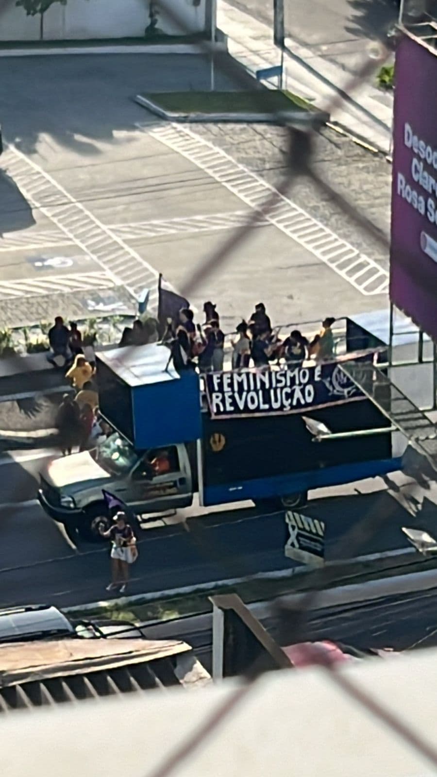 [VÍDEO]: "Feminismo é revolução", diz faixa em carro de som de manifestação que deixa trânsito parado na av. Salgado Filho, no sentido zona sul de Natal
