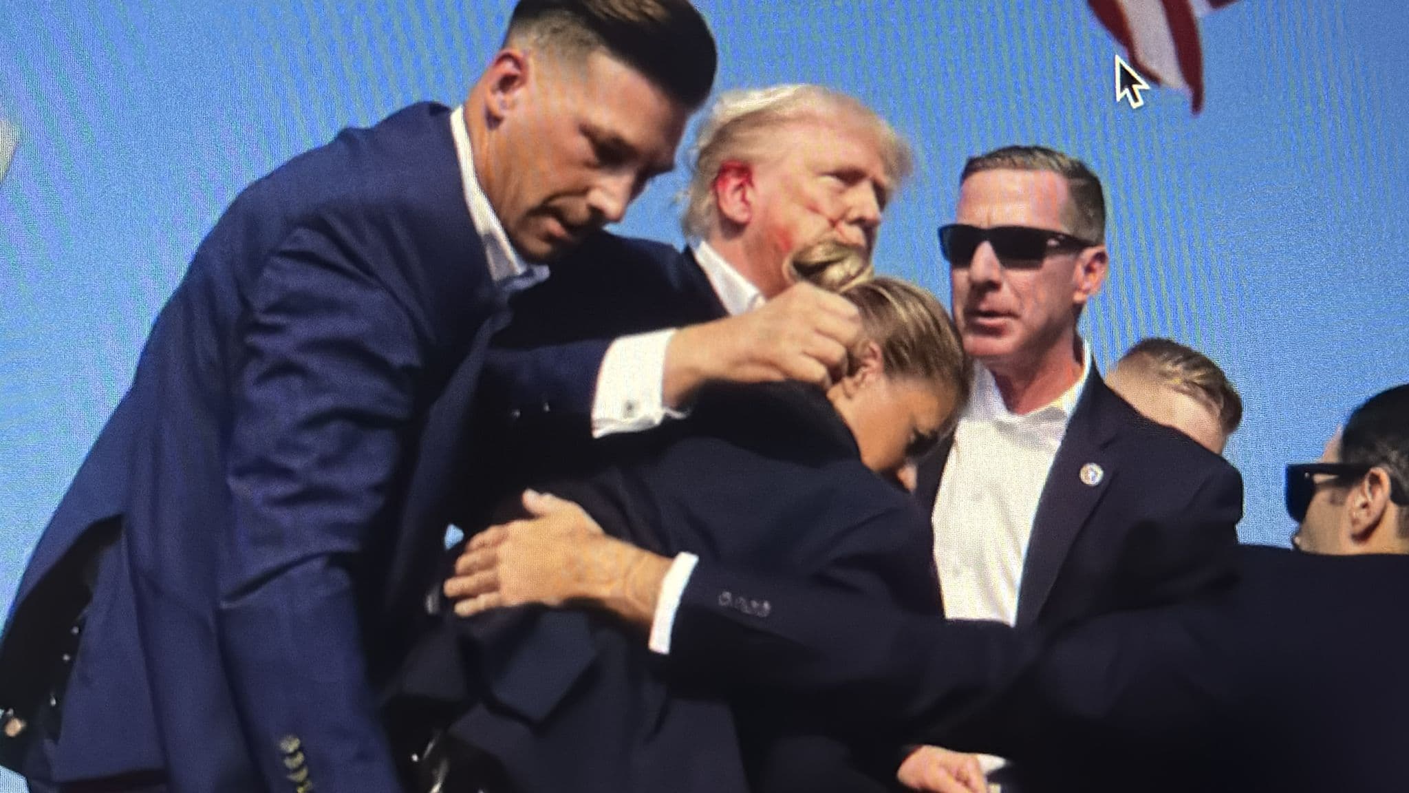 VÍDEO: Após tentativa de assassinato e com sangue no rosto, Trump se recusa sair e grita: “lutem!”