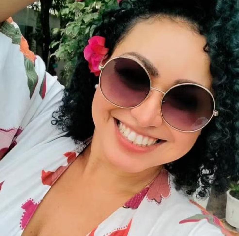 Mulher morre ao dar entrada em hospital e namorado diz que ela se jogou de carro em movimento; polícia investiga