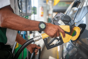 Gasolina deve ficar R$ 0,15 mais cara nos postos após reajuste nas refinarias