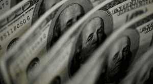 Aumento de gastos do governo influencia alta do dólar, apontam economistas