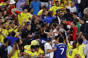 [VÍDEO] COPA AMÉRICA: Uruguai x Colômbia termina em pancadaria entre jogadores e briga nas arquibancadas